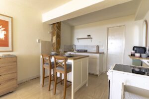 Bright kitchen area with breakfast bar in Studio Belma Brela