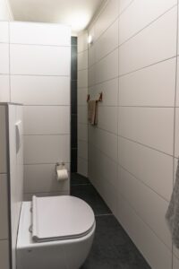 Modern toilet with tiled walls in Studio Belma apartment