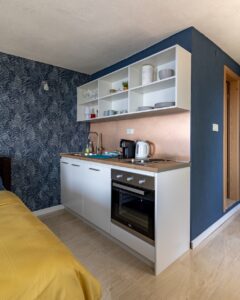 Studio Nilan Brela – fully equipped kitchen holiday apartment