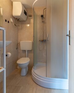 Bathroom Studio Nilan – shower and modern amenities in Brela