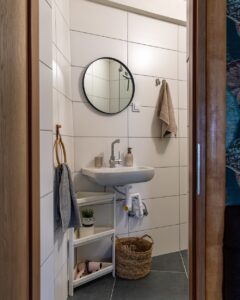 Bathroom Studio Brent Brela with sink, mirror and modern details