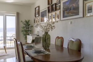 Dining table with vase and balcony view Studio Brent Brela