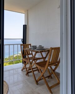 Private terrace Studio Nilan – dining table with sea view
